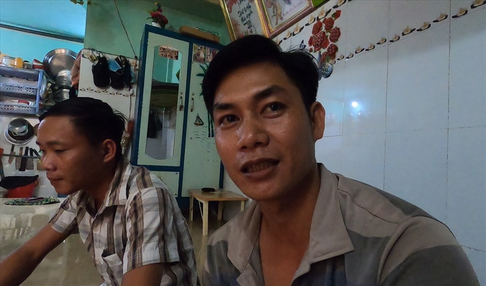 Anh Lê Văn Bình (bìa phải) ở lại Bình Dương để hạn chế rủi ro dịch bệnh khi có quê ở gần biên giới Campuchia. Ảnh: Đình Trọng