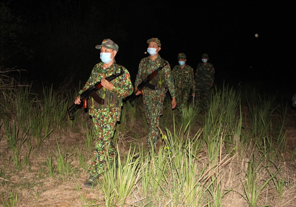 Bộ đội biên phòng Bình Phước tuần tra ở biên giới chống nhập cảnh trái phép. Ảnh: Đình Trọng