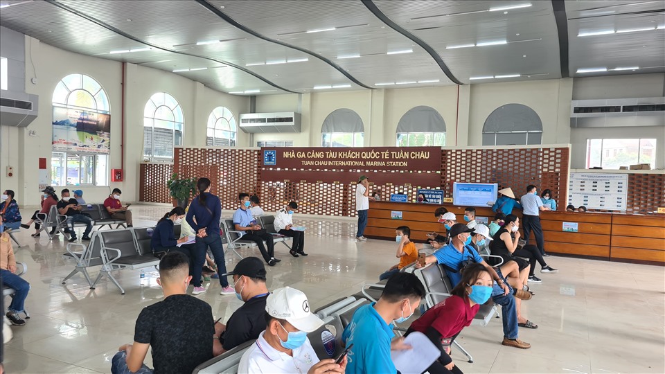 Nhà ga chờ khách thăm vịnh Hạ Long tại cảng khách quốc tế Tuần Châu (Quảng Ninh) khá thưa khách trong buổi sáng 30.4. Ảnh: Trần Ngọc Duy
