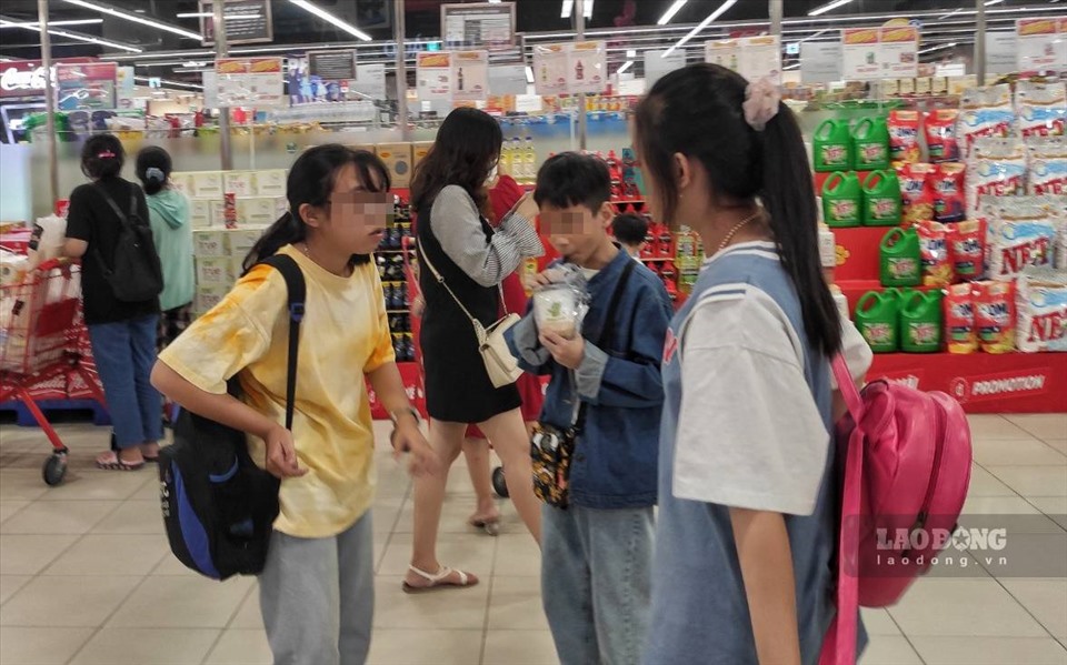 Nhiều bạn trẻ, đa số là học sinh, sinh viên đi chơi lễ ở các trung tâm thương mại cũng không đeo khẩu trang.