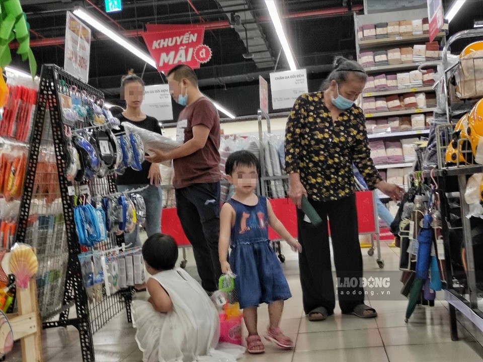 Tại siêu thị Lotte Mart (đường Mậu Thân, Cần Thơ), có thể thấy nhiều người không trang bị khẩu trang cho bản thân, hoặc xem việc đeo khẩu trang chỉ là cho có thích thì cởi.