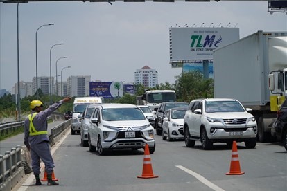 Nhân viên cao tốc TPHCM - Long Thành - Dầu Giây điều tiết xe chạy thẳng về xa lộ Hà Nội để tránh dồn đến điểm ùn tắc trên cao tốc. Ảnh: Minh Quân