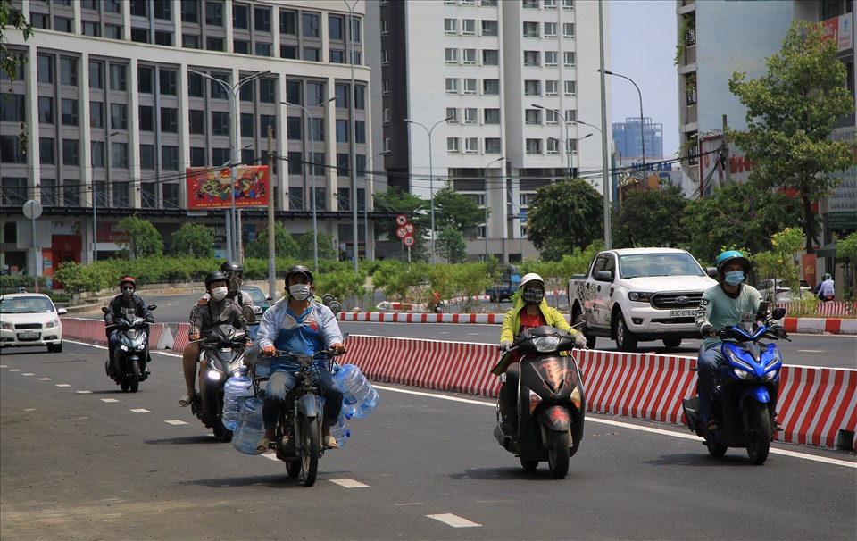 Những người dân đầu tiên lưu thông trên đường Nguyễn Hữu Cảnh sau cải tạo.