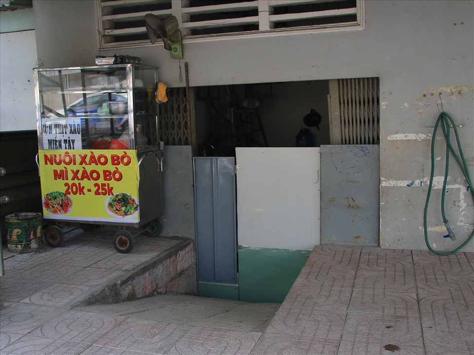 Một nhà dân phải làm lại cửa sau khi mặt đường Nguyễn Hữu Cảnh được nâng cao.