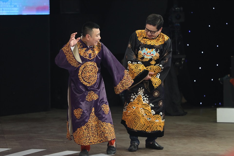 NSƯT Chí Trung và NSND Tự Long đã có những phút giây ngẫu hứng với Táo Quân trên sân khấu “Ký ức vui vẻ“. Ảnh: NSX.