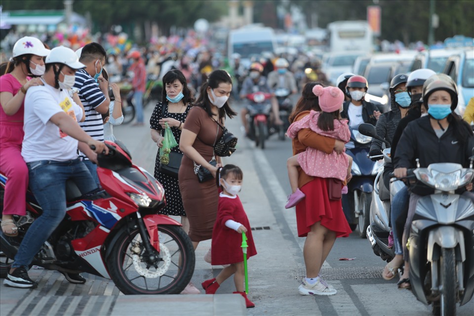 Mỗi khi có tốp khách du lịch đi bộ qua đường là xảy ra tình trạng ùn ứ, tiếp đó một xe máy hoặc ô tô định rẽ hướng khác, dẫn đến kẹt xe dây chuyền kéo dài tại nhiều tuyến đường quanh vòng xoay trung tâm TP. Đà Lạt.          Mỗi khi có tốp khách du lịch đi bộ qua đường là xảy ra tình trạng ùn ứ, tiếp đó một xe máy hoặc ô tô định rẽ hướng khác, dẫn đến kẹt xe dây chuyền kéo dài tại nhiều tuyến đường quanh vòng xoay      Mỗi khi có tốp khách du lịch đi bộ qua đường là xảy ra tình trạng ùn ứ, tiếp đó một xe máy hoặc ô tô định rẽ hướng khác, dẫn đến kẹt xe dây chuyền kéo dài tại nhiều tuyến đường quanh vòng xoay trung tâm TP. Đà Lạt.          Mỗi khi có tốp khách du lịch đi bộ qua đường là xảy ra tình trạng ùn ứ, tiếp đó một xe máy hoặc ô tô định rẽ hướng khác, dẫn đến kẹt xe dây chuyền kéo dài tại nhiều tuyến đường quanh vòng xoay          Mỗi khi có tốp khách du lịch đi bộ qua đường là xảy ra tình trạng ùn ứ, tiếp đó một xe máy hoặc ô tô định rẽ hướng khác, dẫn đến kẹt xe dây chuyền kéo dài tại nhiều tuyến đường quanh quảng trường Lâm Viên