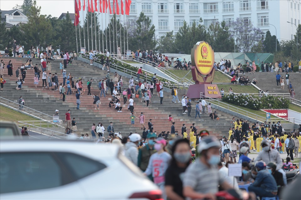 Ghi nhận khu vưc quảng trường Lâm Viên chật kín đông đúc khách du lịch và phương tiện kéo về đây