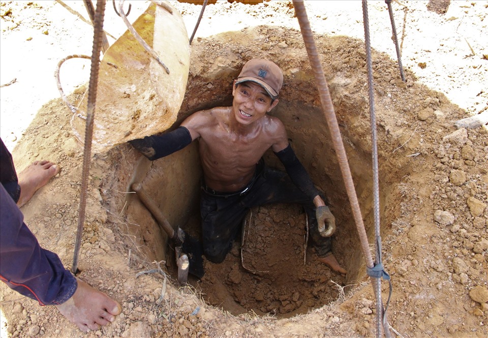 Ông Nguyễn Văn Phương, hơn 50 tuổi, cũng hành nghề đào giếng. Công việc nặng nhọc này, ngày 8 giờ có thể mang về thu nhập từ 500-700.000 đồng cho ông Phong và ông Phương. Ảnh: Đình Trọng