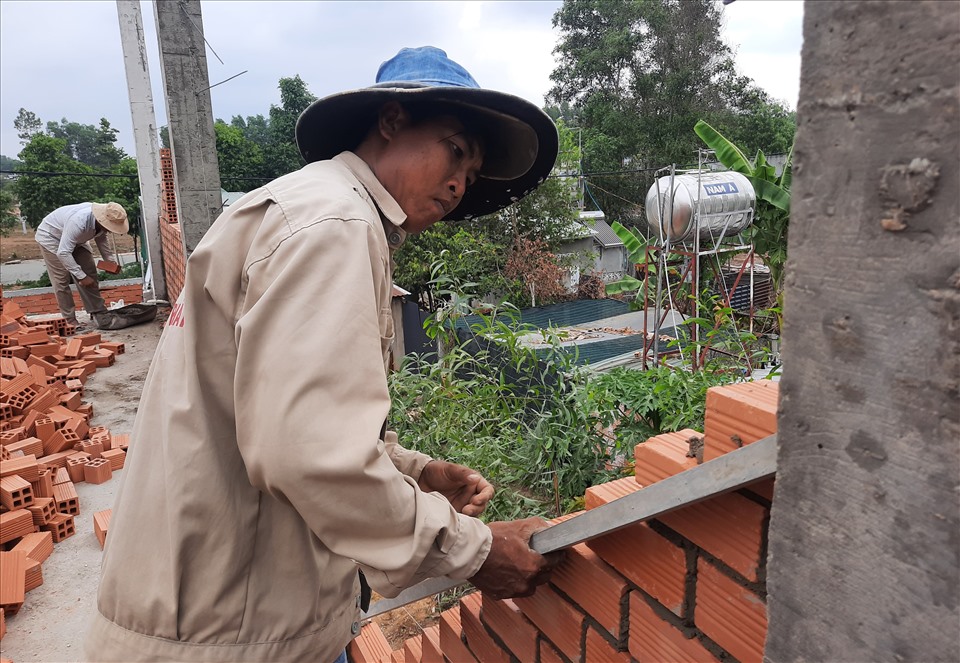 Anh Nguyễn Hữu Trường (35 tuổi, quê Kiêng Giang) đã có 14 năm phơi nắng mưa gắn với các công trường xây dựng. Ảnh:Đình Trọng