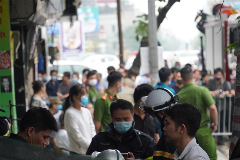 Lực lượng cảnh sát vẫn đang tìm kiếm các nạn nhân nghi mắc kẹt trong vụ hoả hoạn trong căn nhà trên số 311 phố Tôn Đức Thắng (quận Đống Đa, Hà Nội).