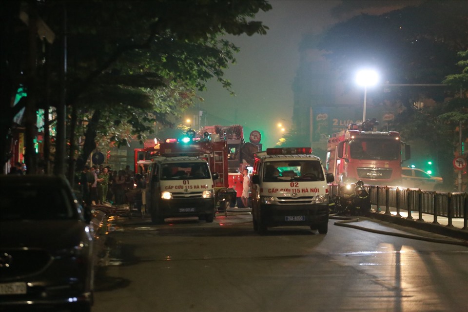 Nhiều xe cứu thương và xe PCCC được huy động đến hiện trường vào rạng sáng 4.4. Ảnh: NV