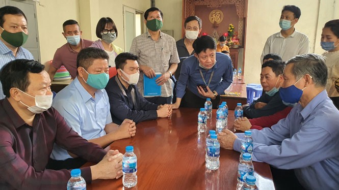 Phó Chủ tịch UBND TP.Hà Nội Nguyễn Mạnh Quyền (ngồi thứ 2 từ trái qua) thăm hỏi gia đình nạn nhân. Ảnh: Đình Hiệp