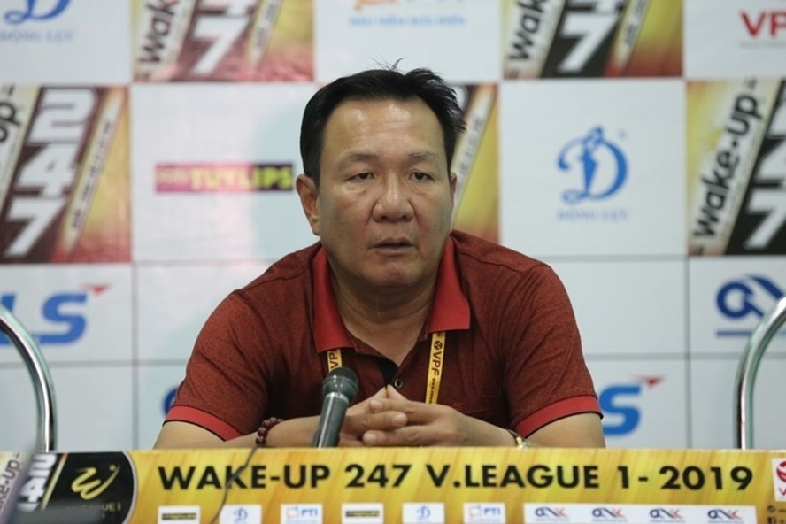 Huấn luyện viên Hoàng Văn Phúc tạm thời dẫn dắt Hà Nội. Ảnh: VPF