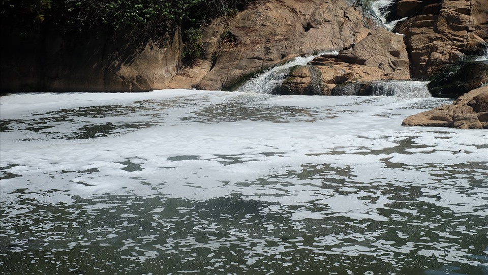 Nạn ô nhiễm thác Cam Ly diễn ra nhiều năm nhưng cơ quan chức năng chưa xử lý triệt để. Ảnh: Nhiệt Băng