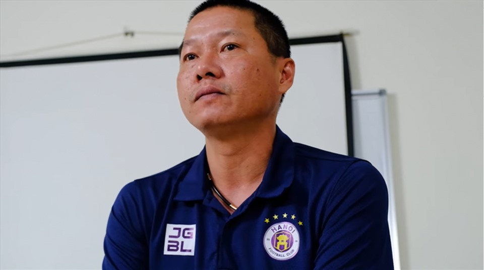 Huấn luyện viên Chu Đình Nghiêm nói lời chia tay xúc động. Ảnh: HNFC