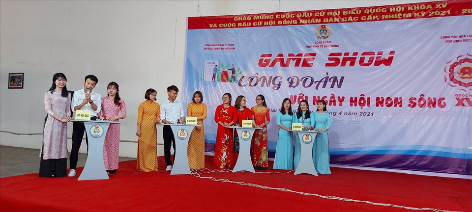 Người lao động tìm hiểu kiến thức về cuộc bầu cử Quốc hội, HĐND thông qua gameshow “Công đoàn với ngày hội non sông“. Ảnh Duy Lân