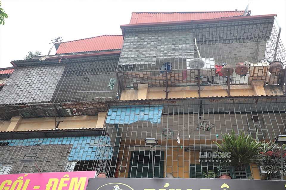 Theo ghi nhận của PV Lao Động, tại Hà Nội, những “chuồng cọp , lồng chim” nhan nhản, đặc biệt tại các chung cư cũ, khu tập thể cũ.