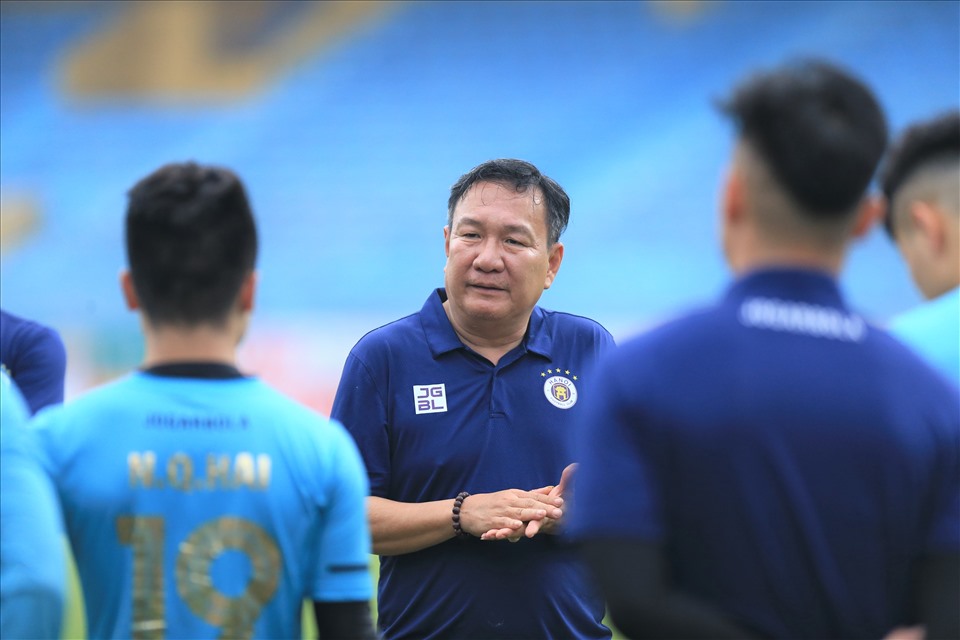 Huấn luyện viên Hoàng Văn Phúc không có được lực lượng mạnh nhất trong các trận đấu sắp tới của Hà Nội. Ảnh: Hoài Thu
