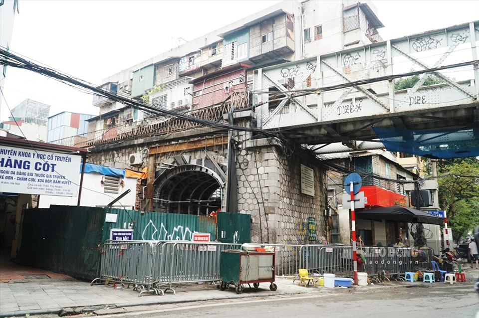 Ghi nhận tại khu vực ngã tư phố Phùng Hưng - Gầm Cầu (Hà Nội), đến nay ô vòm số 79 đã được đục thông.