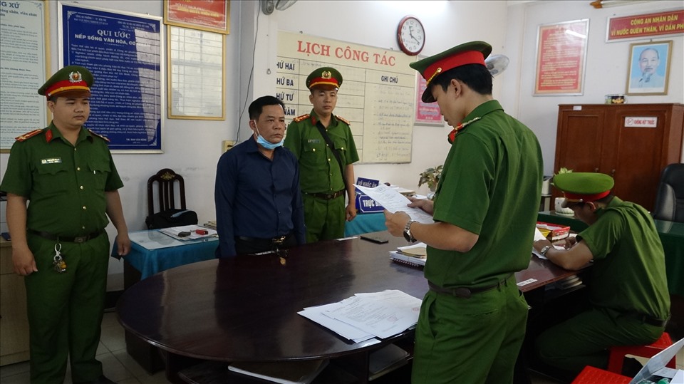 Cơ quan công an tống đạt quyết định bắt tạm giam Nguyễn Ngọc Huy