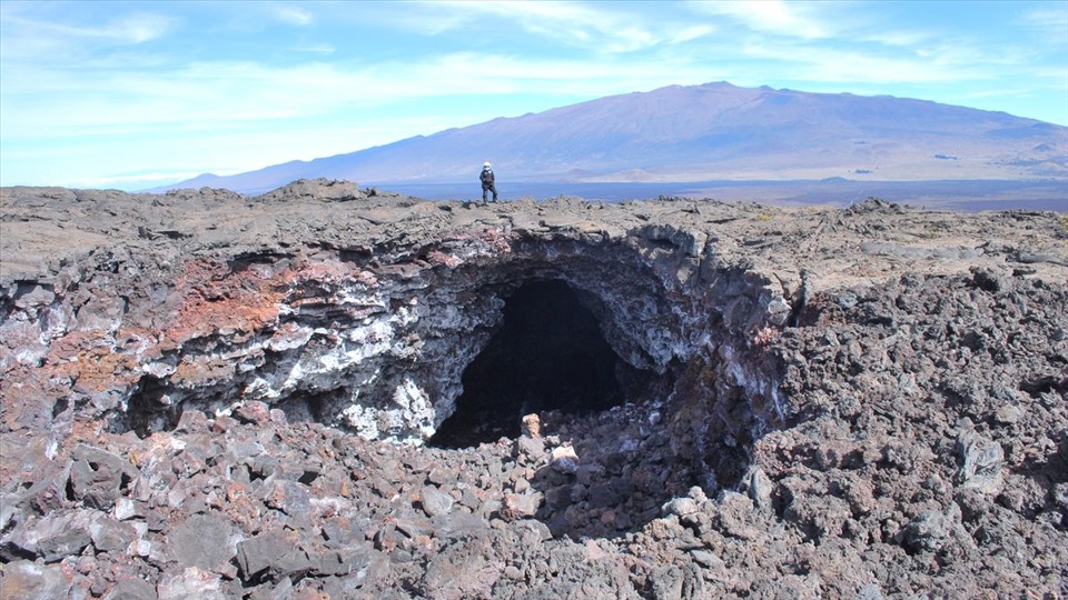 Musilova đứng trên đỉnh “giếng trời” - một ống dung nham có mái bị sập - tại Mauna Loa ở Hawaii. Ảnh: Hawaii Space Exploration Analog and Simulation