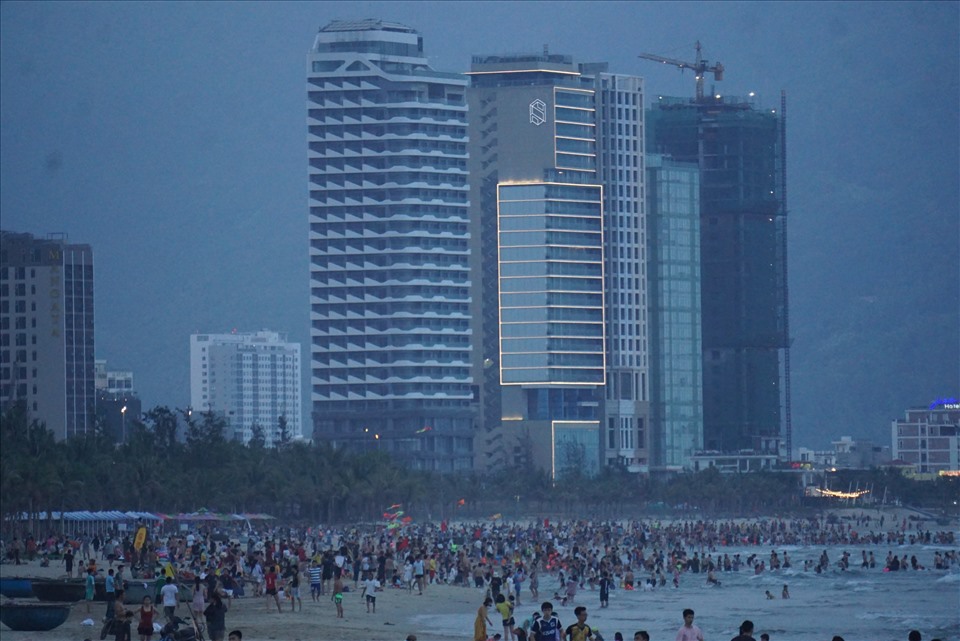 Ngoài tắm biển, nhiều du khách đến với Đà Nẵng thường lựa chọn các môn thể thao như đá bóng, tập thể dục dưỡng sinh trên các bãi biển.