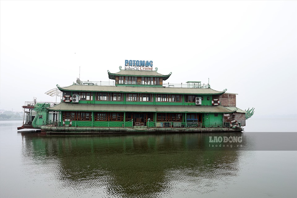 Những du thuyền sang trọng một thời đưa du khách vừa ngắm cảnh hồ Tây (Hà Nội) vừa là những nhà hàng nổi di động đang trở thành những đống sắt vụn han gỉ.