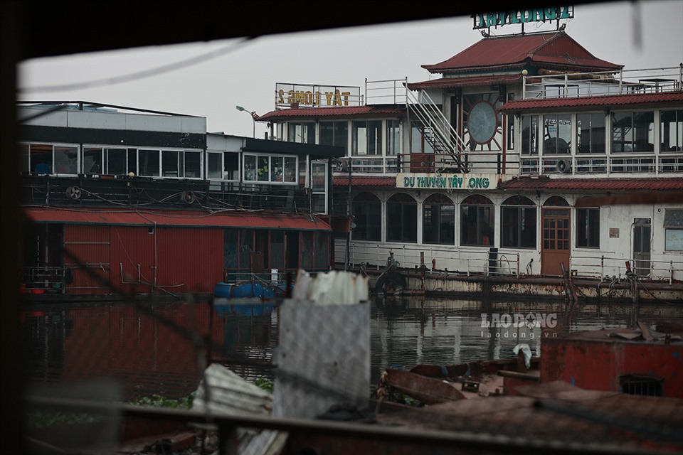 Vào năm 2016, TP.Hà Nội đã yêu cầu tất cả du thuyền kinh doanh ăn uống hoạt động ở hồ Tây ngừng kinh doanh.