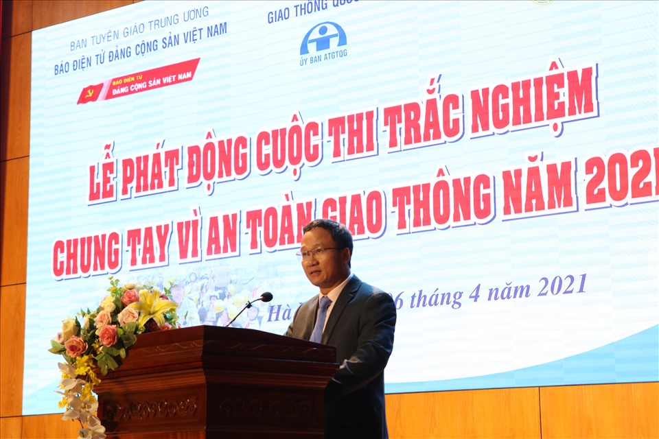 Ông Khuất Việt Hùng, Phó Chủ tịch chuyên trách Ủy ban An toàn giao thông Quốc gia phát biểu tại buổi lễ.