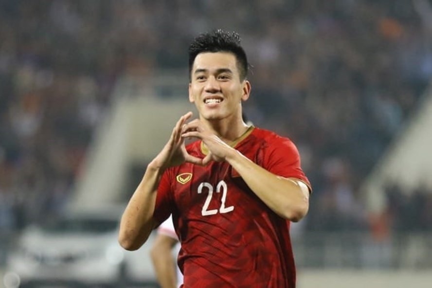 Tiến Linh ghi bàn duy nhất giúp tuyển Việt Nam thắng UAE 1-0 ở lượt đi, trong bối cảnh đối thủ mất chân sút số 1 và chơi thiếu người từ cuối hiệp 1. Ảnh: AFC.