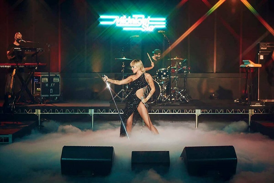 Miley Cyrus cũng từng trình diễn “Midnight Sky”với trang phục CONG TRI tại The Tonight Show Jimmy Fallon.