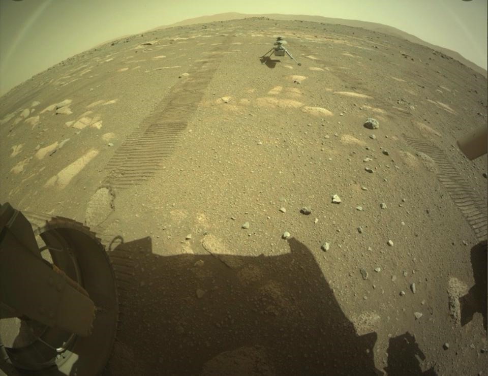 Trực thăng sao Hỏa Ingenuity trên bề mặt hành tinh đỏ cùng với hình vòng cung ở góc ảnh thu hút sự chú ý của cư dân mạng. Ảnh: NASA.