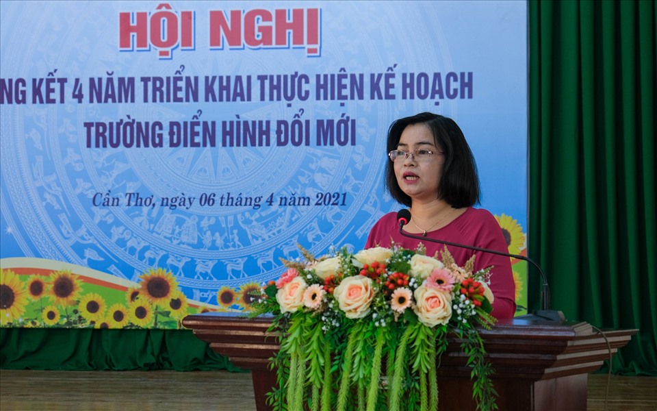 Bà Trần Hồng Thắm, Giám đốc Sở GD&ĐT TP.Cần Thơ phát biểu tại hội nghị. Ảnh: TR.L.