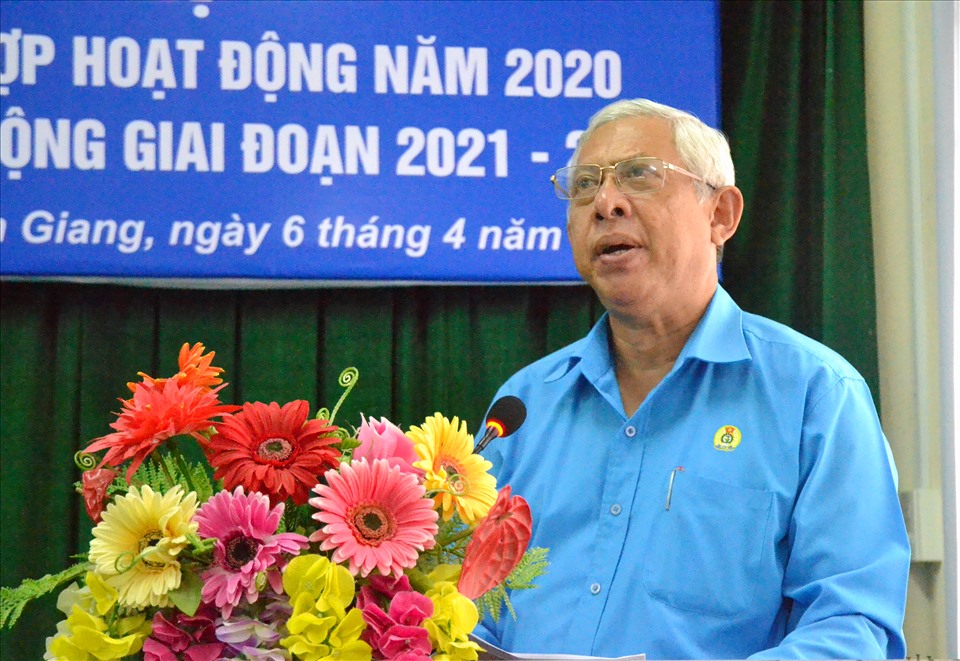 Chủ tịch LĐLĐ tỉnh An Giang Nguyễn Thiện Phú phát biểu tại hội nghị. Ảnh: Lục Tùng