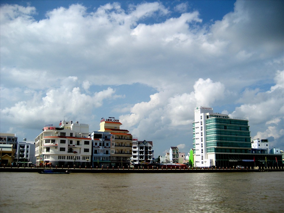 Khu kinh tế ửa khẩu Hà Tiên không chỉ bao trùm cả trung tâm kinh tế năng động của TP. Hà Tiên với trung tâm mua sắm, dịch vụ du lịch, nghỉ dưỡng sầm uất. Ảnh: Lục Tùng