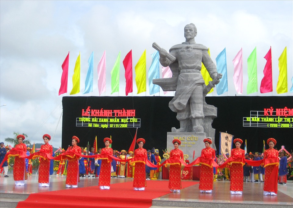 Kính trọng công lao khai mở đất đó, tỉnh Kiên Giang đã cho dựng tượng Mạc Cửu (1655-1735) tại công viên Tô Châu – tọa lạc ngay cửa vào trung tâm TP. Hà Tiên. Nơi đây đã trở thành điểm đến khó thể bỏ qua của du khách khi đến Hà Tiên. Ảnh: Lục Tùng