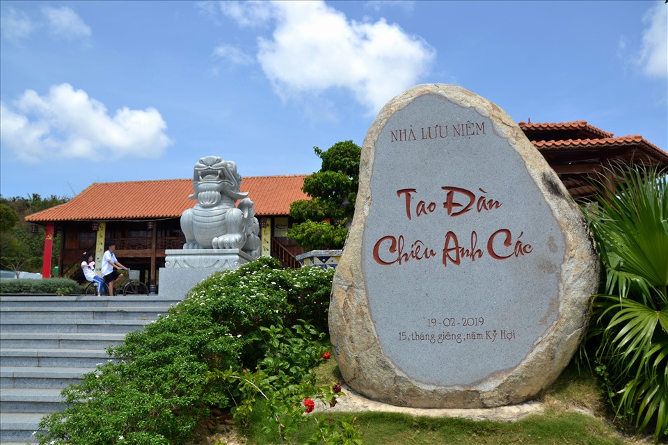 Nhà lưu niệm tao đàn Chiêu Anh Các vừa được tỉnh Kiên Giang đầu tư xây dựng dưới chân núi Bình San, cạnh Mạc Công Miếu để tưởng nhớ và ghi công về Tao đàn thứ  2 của Việt Nam, sau Tao đàn do vua Lê Thánh Tông sáng lập và làm chủ soái. Theo các nhà nghiên cứu, Tao đàn Chiêu Anh Các do Mạc Thiên Tích (còn gọi là Mạc Thiên Tứ), con trai Mạc Cửu – sáng lập, có phương thức hoạt động, giao lưu thơ phú vô cùng độc đáo. Ảnh: Lục Tùng