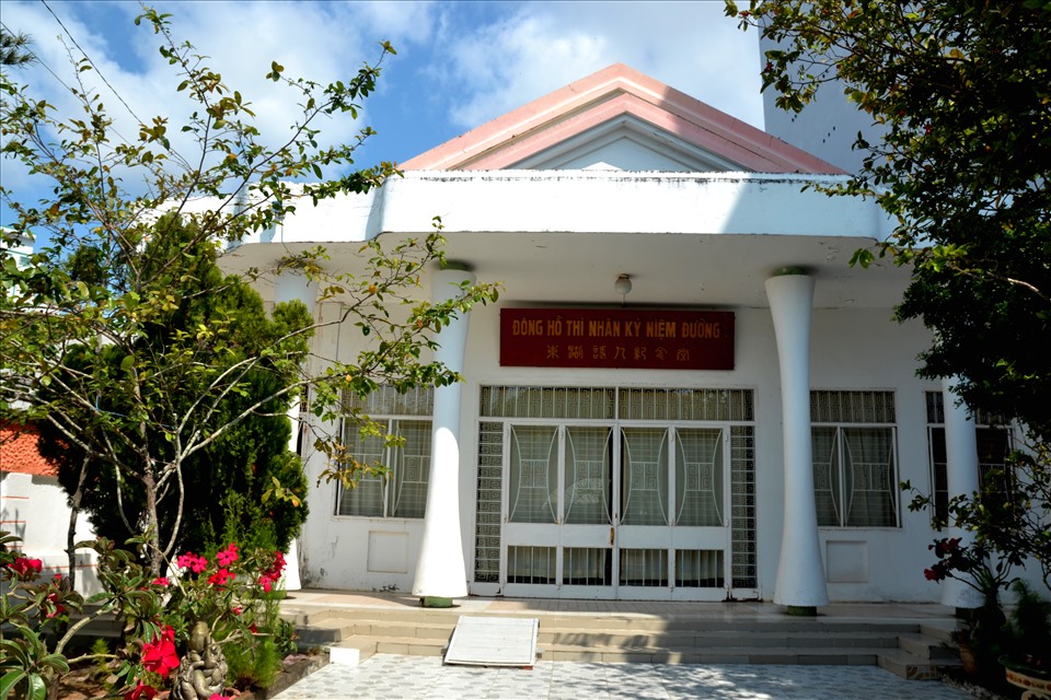 Đông Hồ thi nhân kỷ niệm đường- Nhà lưu niệm thi sĩ Đông Hồ - Lâm Tấn Phác (1906-1969) nằm bên bờ đầm Đông Hồ, thuộc phường Đông Hồ. Ông là nhà thơ nổi tiếng, người có công lớn trong việc truyền bán chữ quốc ngữ ở Hà Tiên với cơ sở “Trí Đức học xá” và đặt nền móng cho nghiên cứu sử Hà Tiên. Ảnh: Lục Tùng