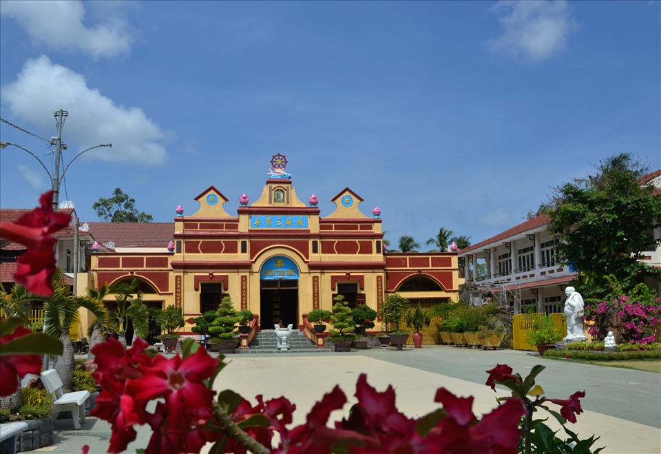 Đặc biệt, như danh xưng người đời “phong tặng”: Hà Tiên là “Đất Phật – người hiền”, trong Khu kinh tế cửa khẩu có rất nhiều chùa phật. Chùa ở đây không chỉ mang nét cổ kính, trang nghiêm, mà còn gắn với lịch sử oai hùng của vùng đất cuối trời Tổ quốc bên bờ biển Tây. Nổi bật nhất là chùa Tam Bảo nằm dưới chân ngọn Bình San. Theo Hán tự, chùa là Sắc tứ Tam Bảo tự, do Tổng trấn Mạc Cửu dựng vào năm 1730 cho mẹ tu hành. Ảnh: Lục Tùng