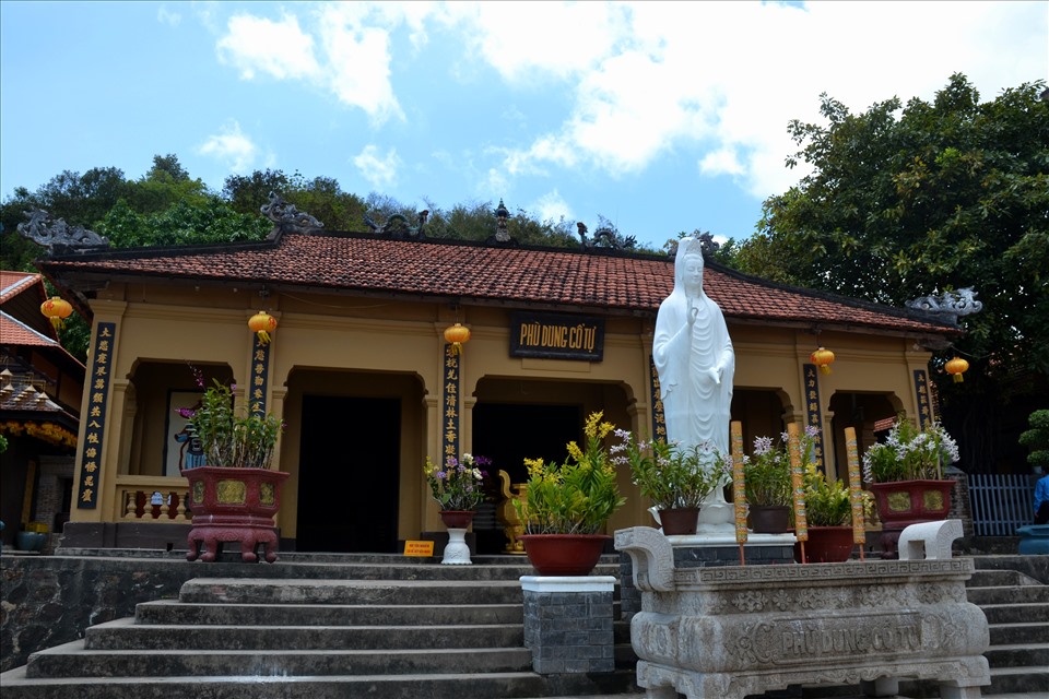 Cũng liên quan đến họ Mạc và lịch sử Hà Tiên là chùa Phù Dung. Tọa lạc dưới chân núi Bình San, theo lưu truyền và sử liệu, chùa Phù Dung được con trai danh thần khai trấn Hà Tiên Mạc Cửu là Tổng binh Mạc Thiên Tích cho xây dựng để người vợ thứ tu hành. Ảnh: Lục Tùng