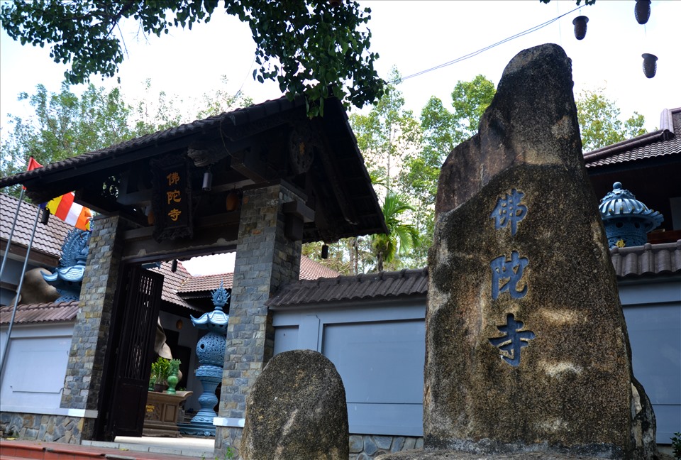 Trong Khu Kinh tế cửa khẩu Hà Tiên còn có ngôi chùa độc lạ. Đó là Phật Đà tự - ngôi chùa được nhiều người biết đến qua danh xưng rất độc lạ: Chùa Lò Gạch với lịch sử vô cùng ly kỳ. Lưu truyền vào khoảng năm 1945 hòa thượng khai sơn là Thích Chí Hòa đã tận dụng khu đất có lò gạch bỏ hoang dưới chân ngọn Bình San để lập nên tịnh xá làm nơi tu hành. Trải qua lần trùng tu, năm 1993 ngôi chùa được trụ trì Thích Huệ Tâm cùng phật tử chung tay trùng tu với dáng vẻ trang nghiêm ngày nay. Ảnh: Lục Tùng
