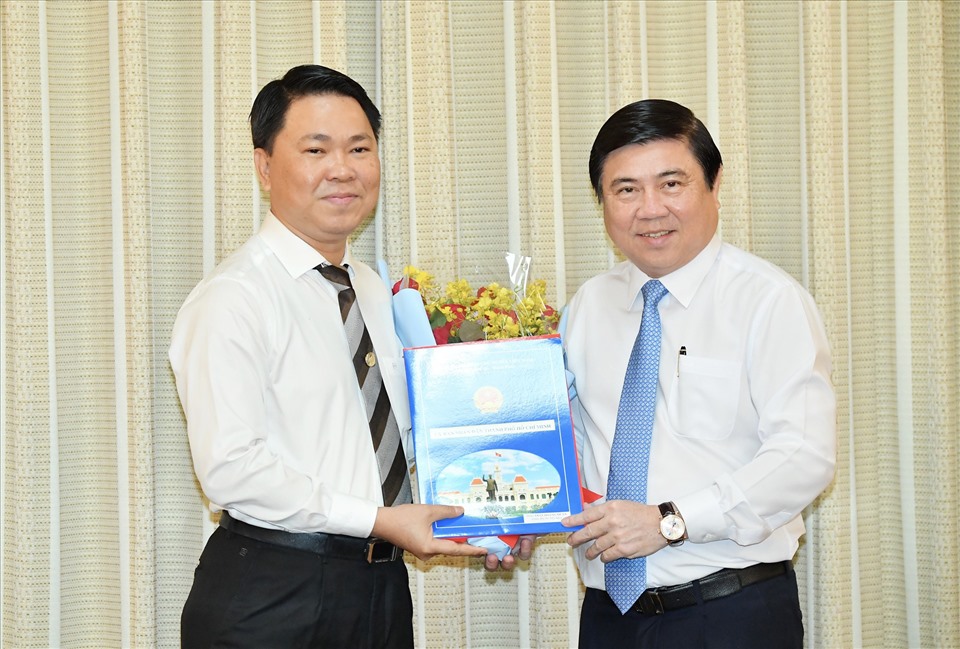 Chủ tịch UBND TPHCM Nguyễn Thành Phong trao quyết định cho ông Trần Hoàng Quân. Ảnh: VIỆT DŨNG