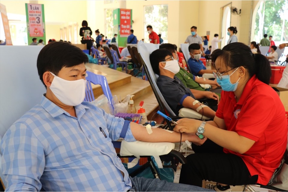 Đoàn viên Công đoàn Đồng Tháp tham gia hiến máu. Ảnh: Lưu Hùng