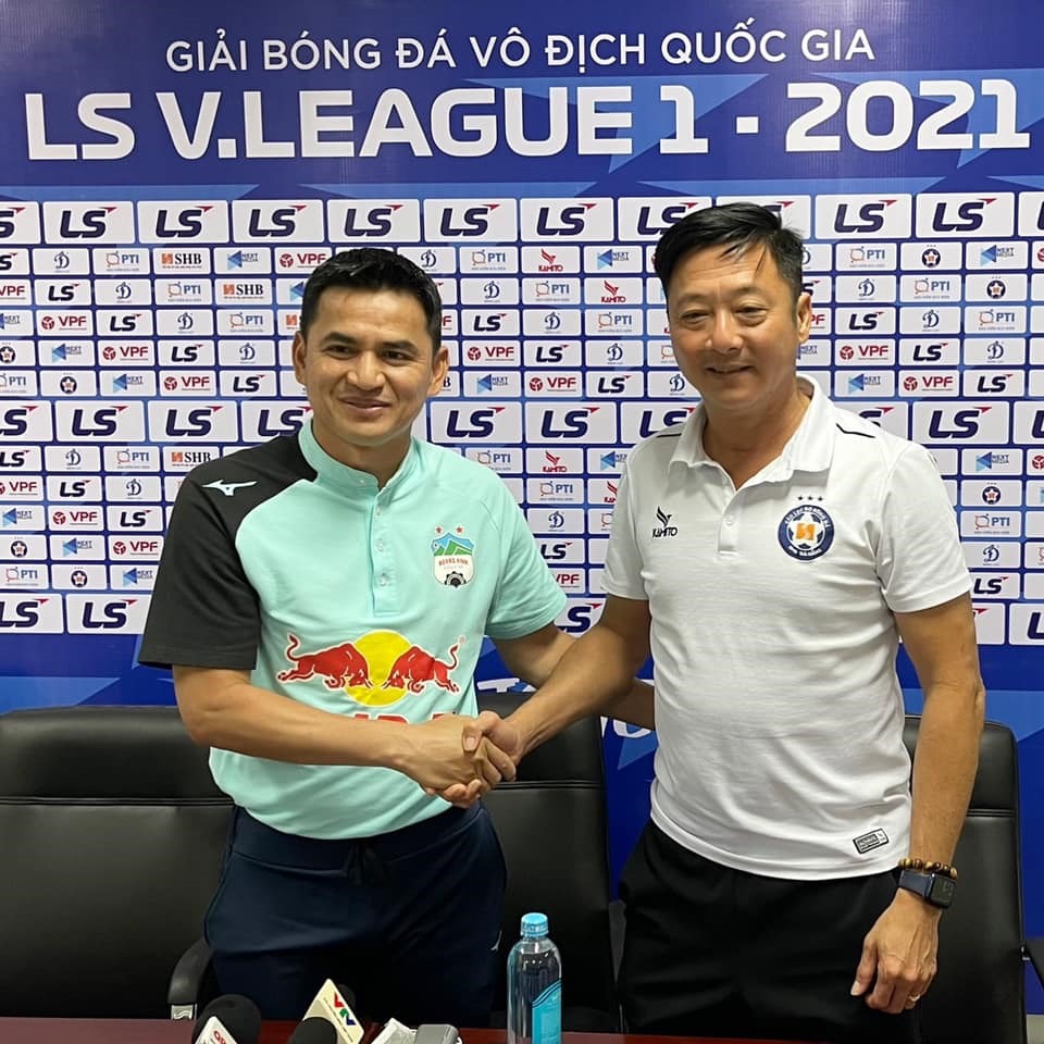 Kiatisak và Lê Huỳnh Đức tiếp tục chạm trán nhau trên cương vị huấn luyện viên. Ảnh: FBNV