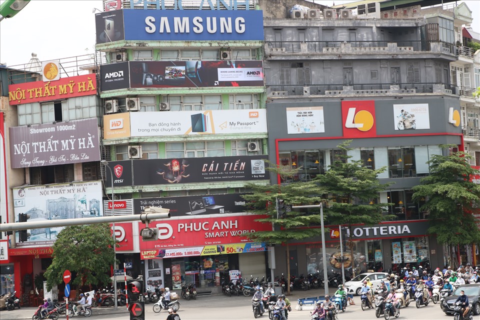 Biển quảng cáo tại đường Xã Đàn được đặt chằng chịt, đa số các nhà mặt tiền cho thuê đều đặt biển quảng cáo chắn toàn bộ tòa nhà. Ảnh: KA