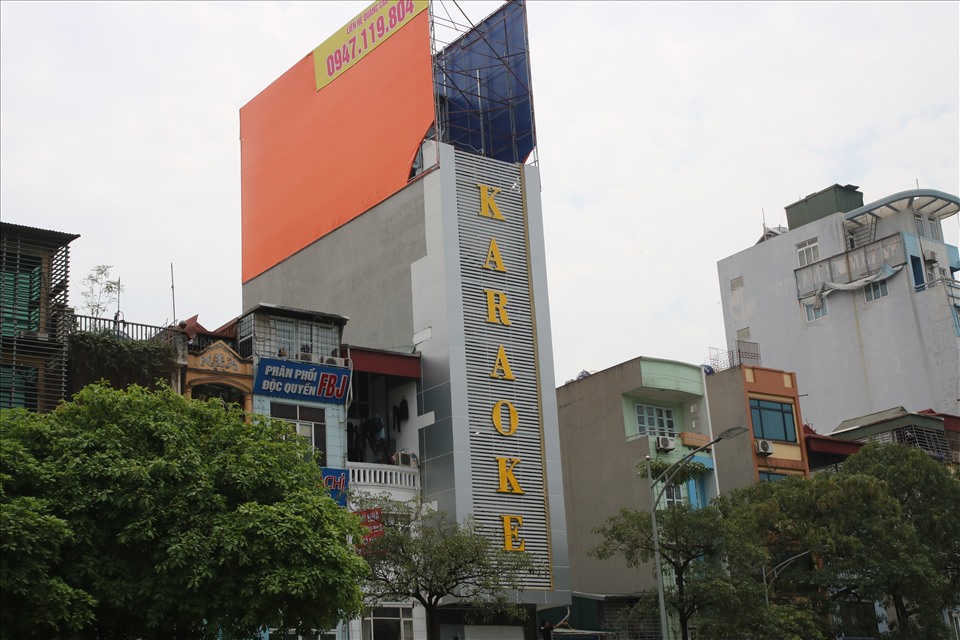 Trên đường Trần Khát Chân (Hai Bà Trưng, Hà Nội), biển quảng cáo khổ lớn toàn bộ mặt tiền và hai bên hông, thiếu cầu thang thoát hiểm.