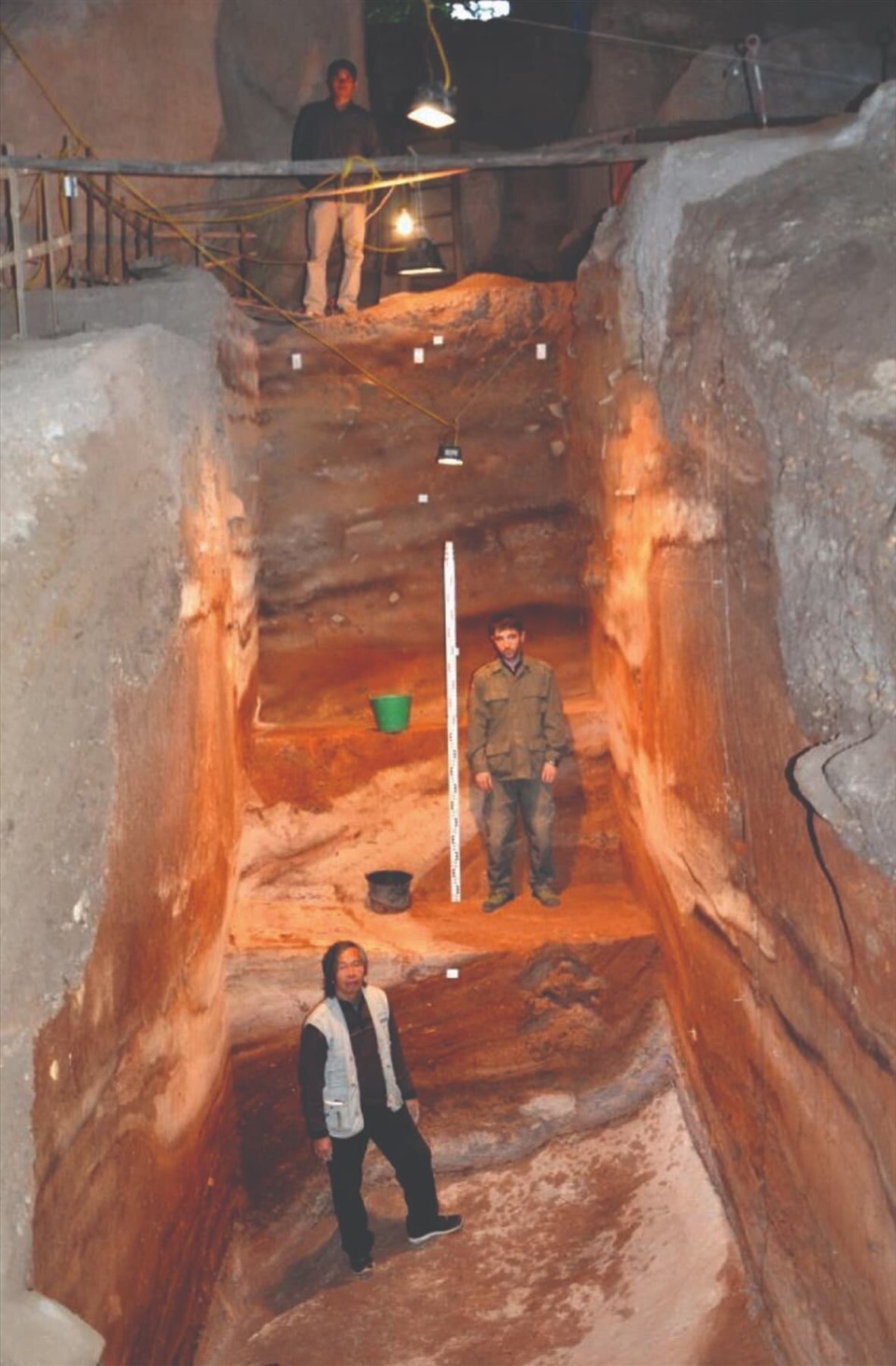Các nhà khảo cổ học trong mỏ phân dơi tại hang Con Moong, Việt Nam. Ảnh: Đại học Wollongong.