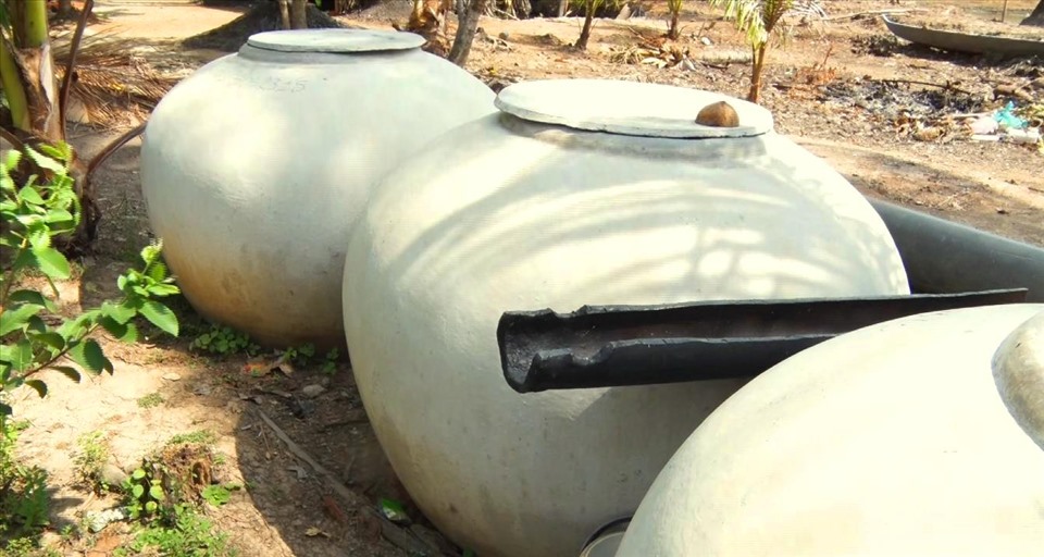 Những chiếc lu chứa nước là vật dụng không thể thiếu với bất kì hộ gia đình nào ở vùng hạn mặn. Ảnh: PV