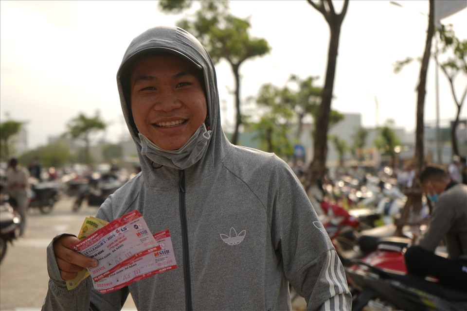 Trong hàng ngàn người chen lấn vẫn còn một vài người may mắn sở hữu được tấm vé tại khán đài A xem trận bóng SHB Đà Nẵng - HAGL.