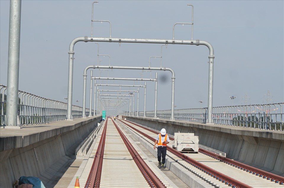 Gói thầu CP2 đoạn trên cao tuyến metro số 1 đã hoàn thiện lắp đường ray.  Ảnh: Minh Quân